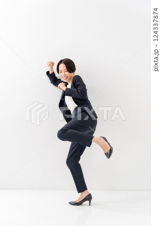 女性　ビジネス　全身　キック 124337874