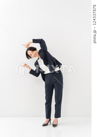 女性　ビジネス　全身　ダンス 124337878