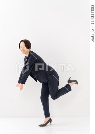 女性　ビジネス　全身　ダンス 124337882