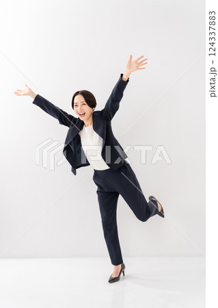 女性　ビジネス　全身　ダンス 124337883