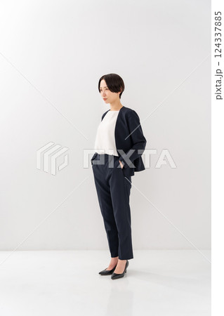 女性　ビジネス　全身　 124337885