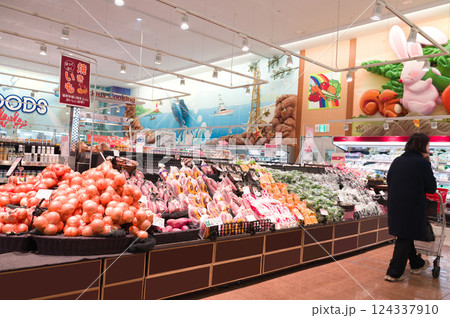3月・休日に近所のスーパーでお買い物 124337910