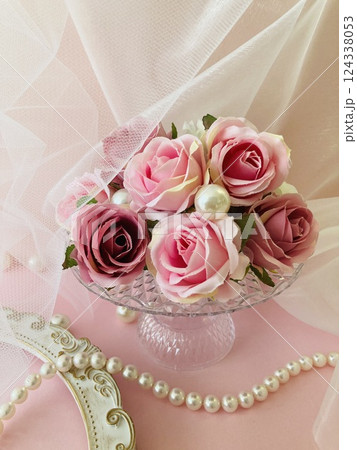 ピンクの薔薇とパールとチュール(縦) 124338053