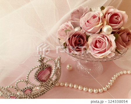 ピンクの薔薇とパールとチュールとティアラ 124338054