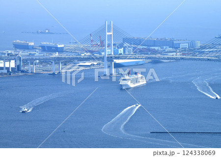 日本の横浜都市景観 初入港。横浜ベイブリッジを通過したオイローパ2。奥は大黒ふ頭＝3月25日 124338069