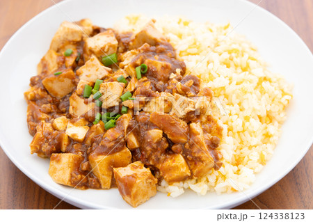 おいしい麻婆炒飯弁当 124338123