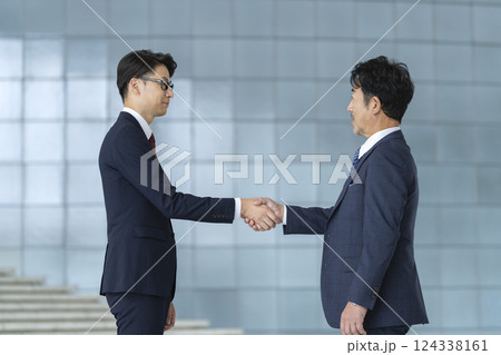 握手をするビジネスマン 握手をするビジネスマン 124338161