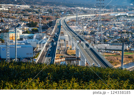 新東名高速道路、静岡県富士市天間付近 新東名高速道路、静岡県富士市天間付近 124338185