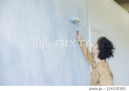 塗装するつなぎの男性 塗装するつなぎの男性 124338365