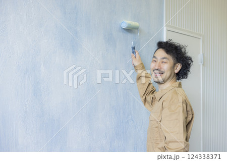塗装するつなぎの男性 塗装するつなぎの男性 124338371