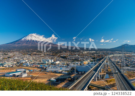 【静岡県】茶畑・新東名高速道路そして富士山 124338522