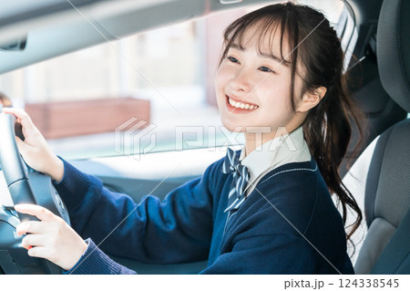 教習所で仮免取得に励む高校生 124338545