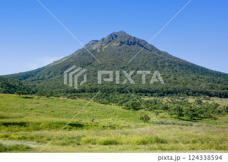 登山口からの由布岳眺望 124338594