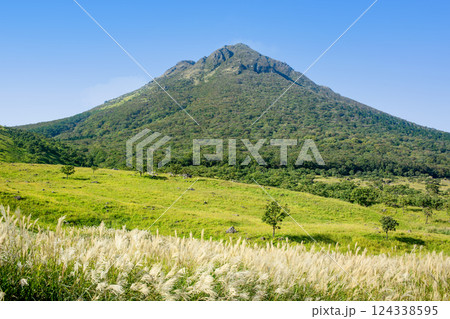 秋の由布岳登山口からの由布岳眺望 秋の由布岳登山口からの由布岳眺望 124338595