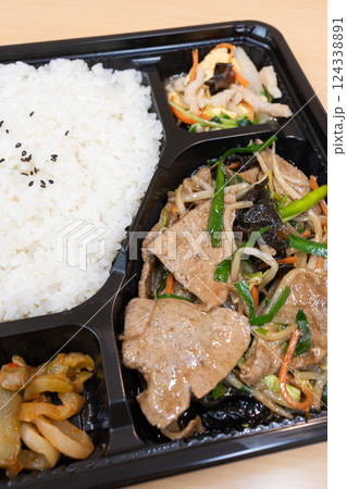 美味しいレバニラ炒め弁当 124338891