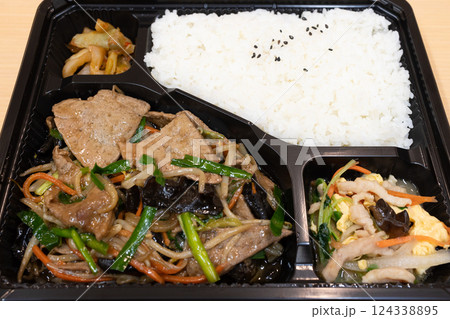 美味しいレバニラ炒め弁当 124338895