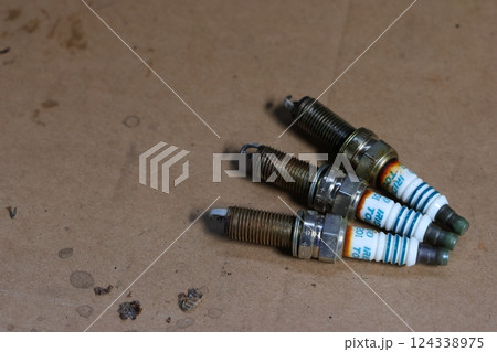 寿命を迎えたスパークプラグ 124338975