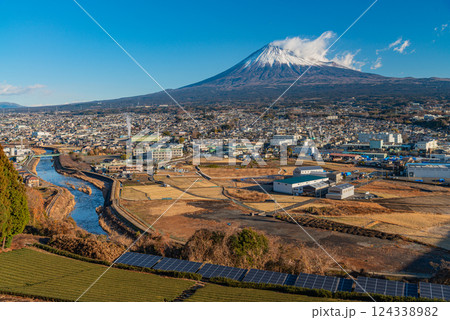 【静岡県】富士市の茶畑と街並み越しに富士山 【静岡県】富士市の茶畑と街並み越しに富士山 124338982