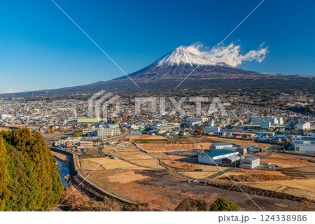 【静岡県】富士市の茶畑と街並み越しに富士山 124338986