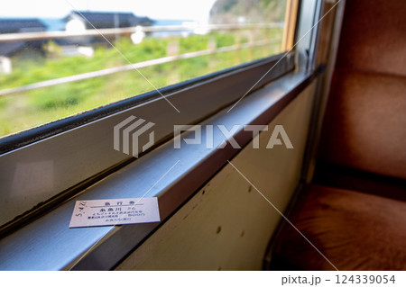 えちごトキめき鉄道の急行列車の車内 124339054