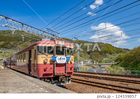えちごトキめき鉄道の急行列車 124339057