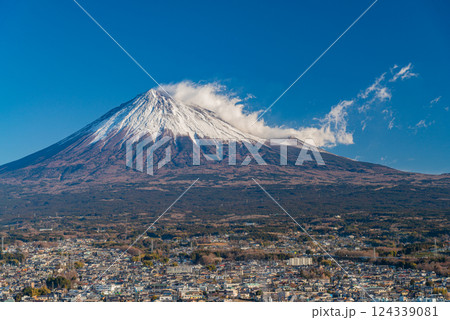 【静岡県】富士市の街並み越しに強風吹き荒れる富士山 【静岡県】富士市の街並み越しに強風吹き荒れる富士山 124339081