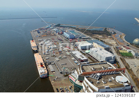 大阪府咲洲庁舎（コスモタワー）の展望台から望むベイエリアの風景 124339187