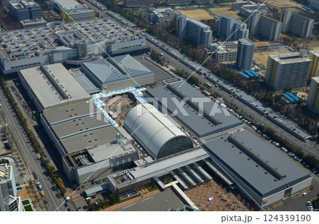 大阪府咲洲庁舎（コスモタワー）の展望台から望むインテックス大阪 124339190