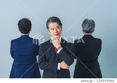 人間関係で悩むミドルエイジ男性ビジネスパーソンのグループ 124339368