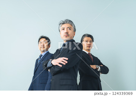 ミドルエイジ男性ビジネスパーソンのグループ 124339369