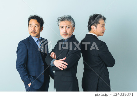 ミドルエイジ男性ビジネスパーソンのグループ ミドルエイジ男性ビジネスパーソンのグループ 124339371