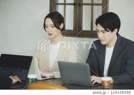 会議室でミーティングするビジネスマン 124339398