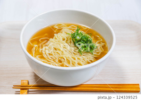ネギをトッピングした醤油ラーメン 124339525