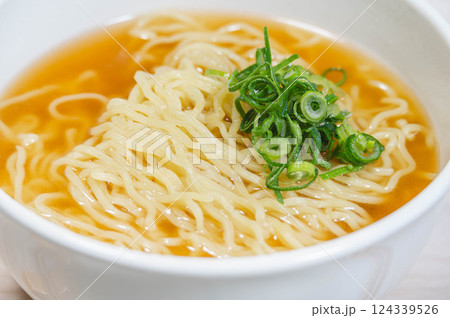 ネギをトッピングした醤油ラーメン 124339526