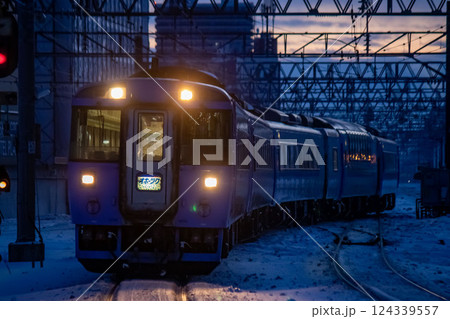 札幌駅に入線する特急オホーツク 124339557