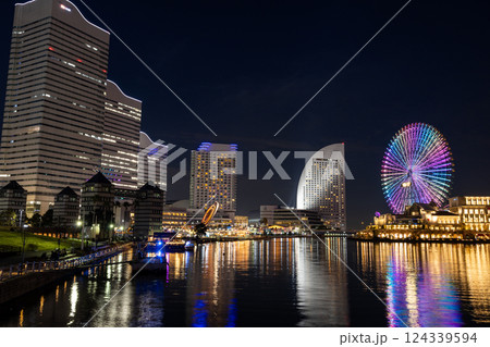 夜のみなとみらいの風景 夜のみなとみらいの風景 124339594