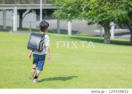 屋外を歩くランドセルを背負った小学生　　 124339652