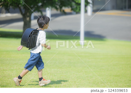 屋外を歩くランドセルを背負った小学生　　 124339653