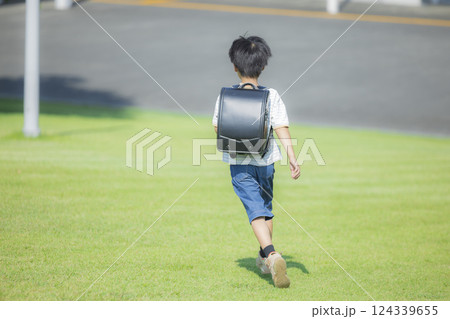 屋外を歩くランドセルを背負った小学生 屋外を歩くランドセルを背負った小学生 124339655