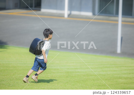 屋外を歩くランドセルを背負った小学生　　 124339657
