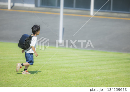屋外を歩くランドセルを背負った小学生 屋外を歩くランドセルを背負った小学生 124339658