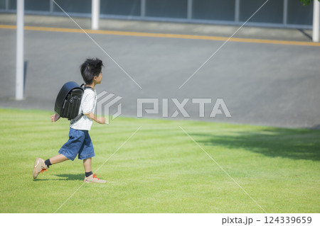 屋外を歩くランドセルを背負った小学生　　 124339659