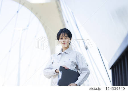 建設現場の作業服の女性   建設現場の作業服の女性   124339840