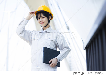 建設現場の作業服の女性   建設現場の作業服の女性   124339847