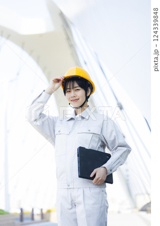 建設現場の作業服の女性　　 124339848
