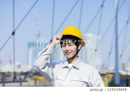 建設現場の作業服の女性 建設現場の作業服の女性 124339849