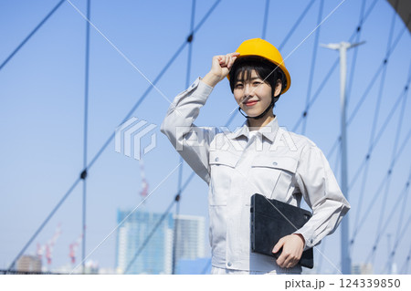 建設現場の作業服の女性　　 124339850