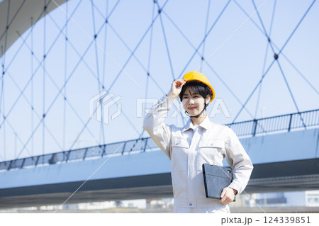 会議室でプレゼンする作業着姿の女性 会議室でプレゼンする作業着姿の女性 124339851