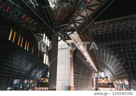 [京都駅イルミネーション]夜の京都駅の風景 124340100