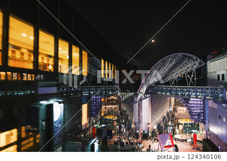 [京都駅イルミネーション]夜の京都駅の風景 124340106